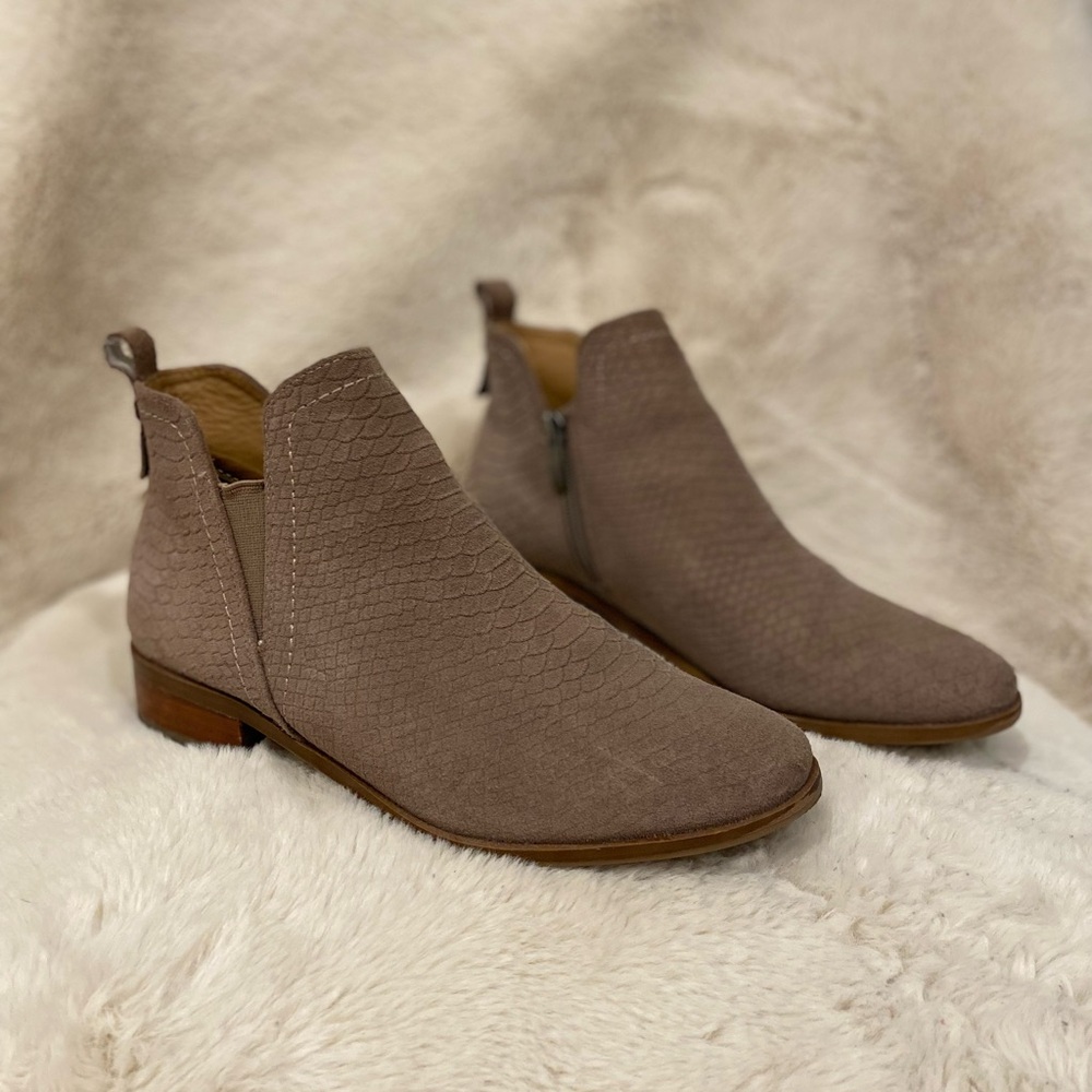 ✨Neutral Suede Ankle Boots By Franco Sarto -Woman’s Size 7.5✨